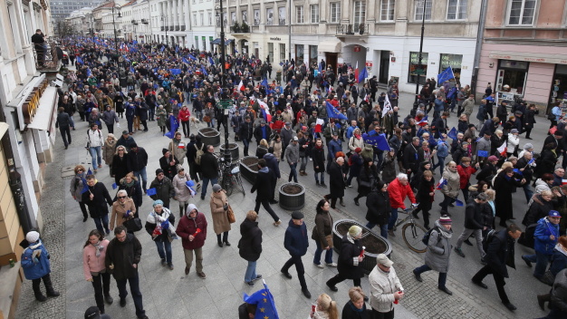 "Marsz dla Europy" na placu Zamkowy. "Nasze miejsce jest w Unii"