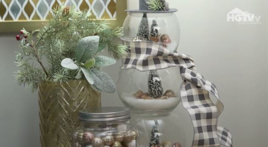 Pomysły na wyjątkową dekorację bożonarodzeniową – szklany bałwan 