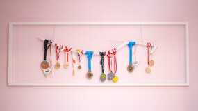 "Para w remont": wieszak na medale z gałęzi DIY